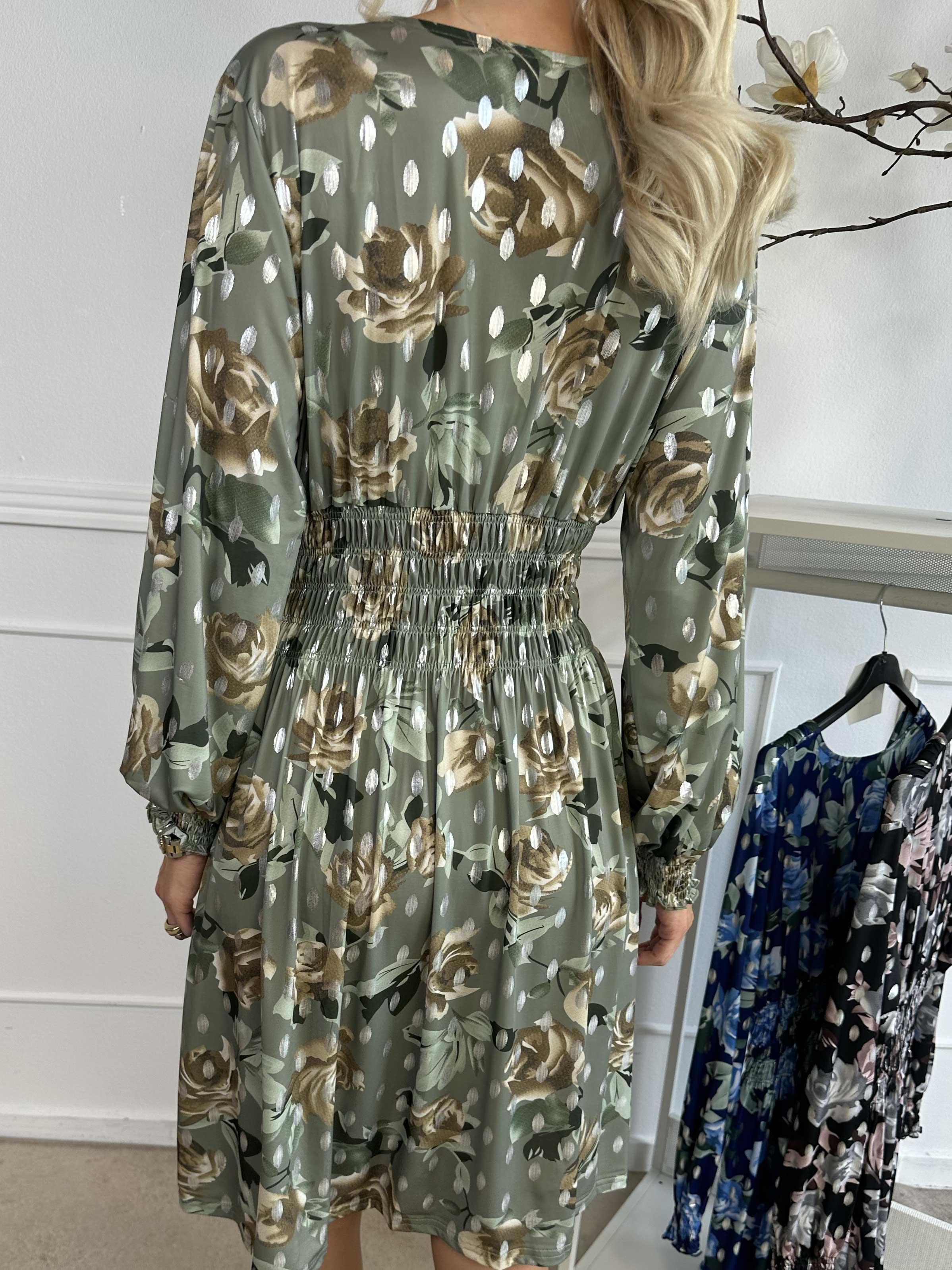 Pams Blossom Short L/S - Elastisk kjole i krølfrit stof med sølv detaljer